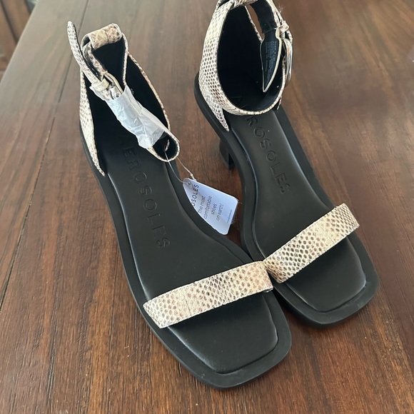 Comfortable Ankle Strap Sculpted Heel Sandal in Roccia Snake Print Leather sz 8 - Picture 10 of 10